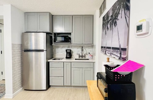 Downtown Honolulu Apartment | Urban Oasis: Chic & Cozy Stay at Town
