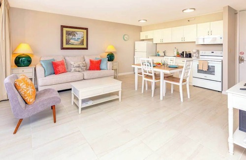 Waikiki Condo | Waikiki Banyan condo - ocean views & lanai