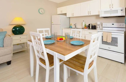 Waikiki Condo | Waikiki Banyan condo - ocean views & lanai