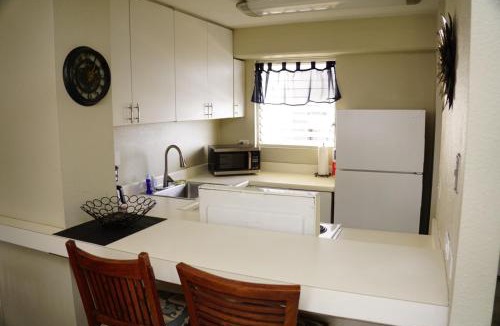 McCully - Moiliili Apartment | Waikiki condo 2 bedroom FREE parking 4beds
