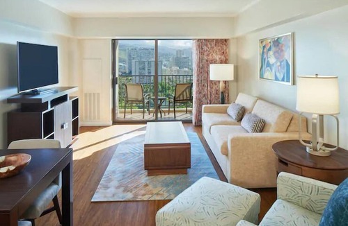 Waikiki Hotel | Waikiki | Couples Lagoon Stay | Pool + Spa