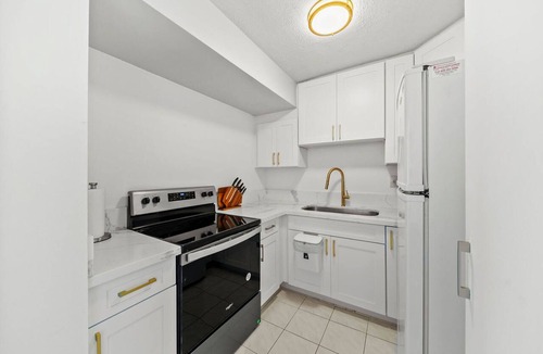 Waikiki Apartment | Waikiki Golden Holiday/Free Parking/Beach Supply