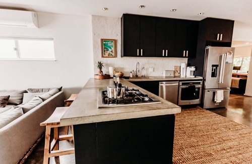 Waialee House | Walk to beach/Ocean views/with AC/Modern, Spacious/Short drive to Haleiwa town