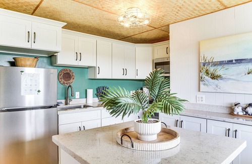Hilo Condo | Walk to Dtwn Hilo! Tropical Getaway w/Pool Access