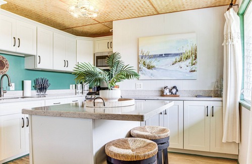 Hilo Condo | Walk to Dtwn Hilo! Tropical Getaway w/Pool Access