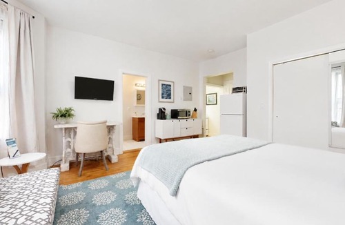 Coolidge Corner South Side Apartment | Walk to Restaurants, Shopping, near BU and Hosp