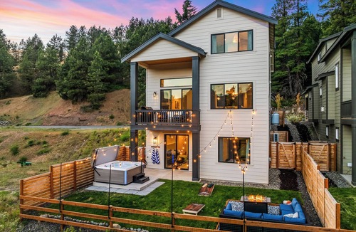 Cle Elum House | Welcome to Outfitter Retreat, a mountain getaway within walking distance of Historic Downtown Cle Elum. Enjoy hiking, biking, ATV trails, golf, and year-round adventure. Each space has been designed to provide you with an unforgettable experience.