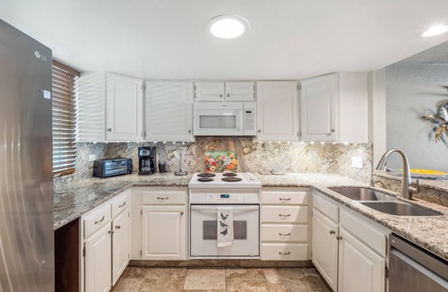 Kahaluu Bay Condo | White Sands Village #217 – The Perfect Tropical Escape! Walk to Beach & Pool