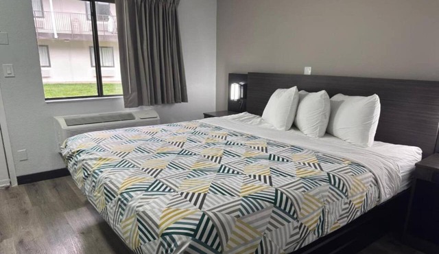 1 King Bed|Non-Smoking,Micfridge in Enfield
