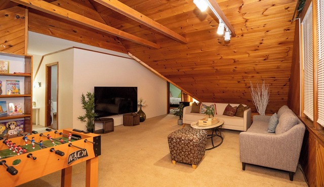 10-Spacious 5BR apt with gym, games room in the attic in Milton