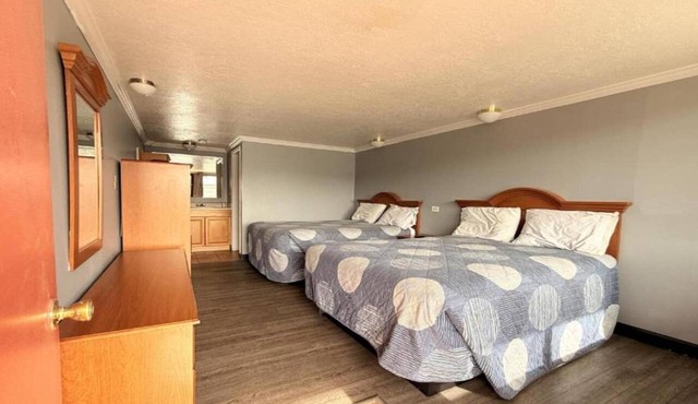 2 Queen Beds Non-Smoking in Rock Springs