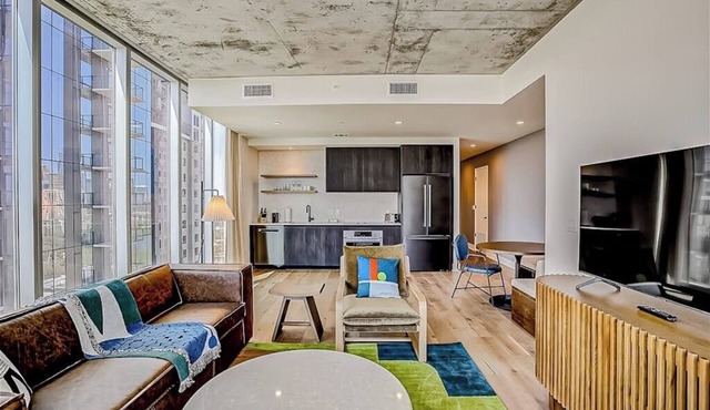 24th floor - Corner condo - lake-view balcony - rooftop pool & gym in Austin