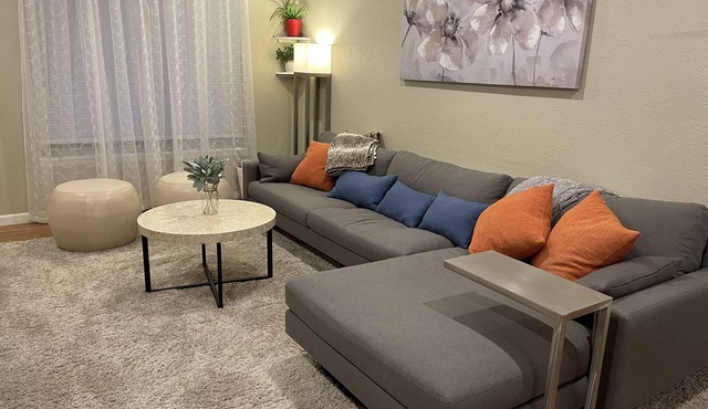 3 bdrm, SUNROOM & Patio; Near shops/Light Rail and easy access to downtown in Aurora
