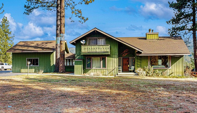 3BR Rustic Riverfront Home w/Wood Stove in Graeagle