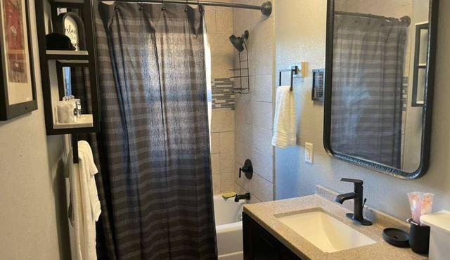 4 Bed Cozy Home closely located near downtown in Lansing