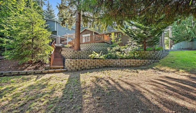 4-Bedroom House. 6 person Hot Tub. Fully Fenced & Pet Friendly yard w/Koi pond in Bonney Lake