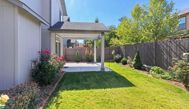 4-bedroom house in beautiful Bend with cool AC & king bed, 30 day minimum in Bend