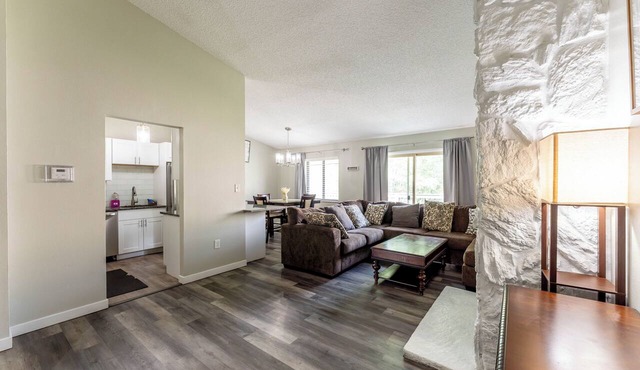 4-bedroom house in nice Aurora with cool AC for relaxing stays in Aurora