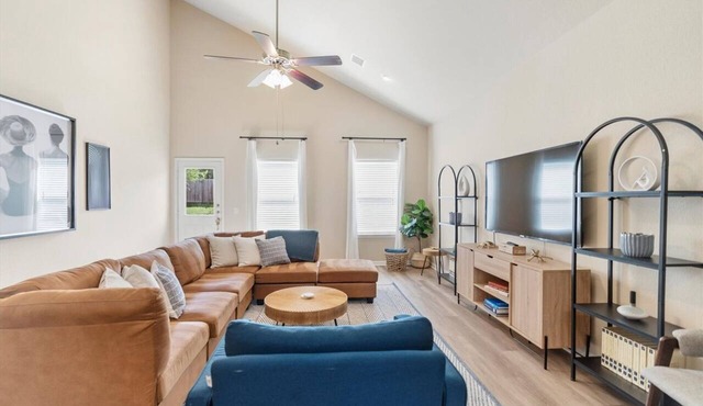 4BR King and Queens 2 living spaces | Location in Austin