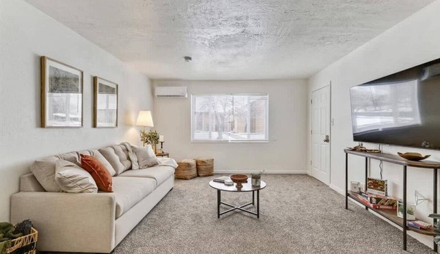 5 Mins off i15, Pickle Ball Courts Close By! in Bountiful