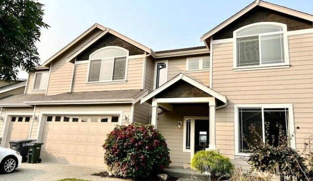 5BR home, fire place, & plenty of space! 30 mi from Lumen Field in Sumner
