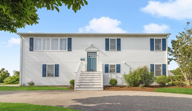 6 Bedroom, A/C, Walk to Beach, Recently Updated in Narragansett