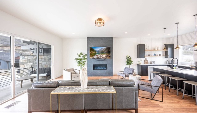 7 Min to Deer Valley East Village Gondola | 3BR w/Private Hot Tub, Built 2021 in Hideout