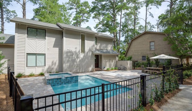 77 Lawton: Elegant 3 Bedroom Lawton Woods Home. Deck and Fire Pit, NEW Pool in Hilton Head Island