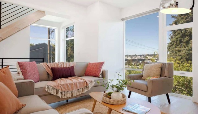 7BR Chic Retreat Twin TownHomes w/Rooftops in Seattle