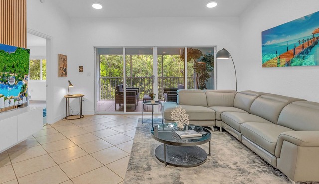 812 Mariners Club - 4 bedroom townhome with comfortable open living area in Key Largo