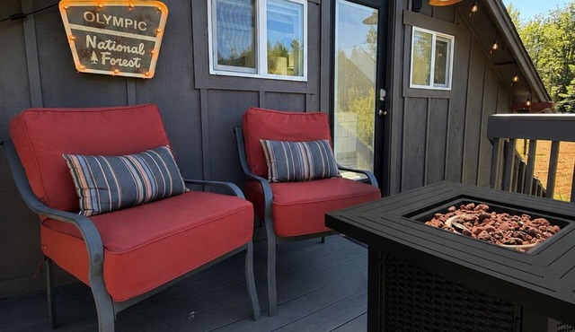 A-Frame Retreat -Mountain Views Hot Tub n fire lit nights surrounded by Bamboo in Port Angeles
