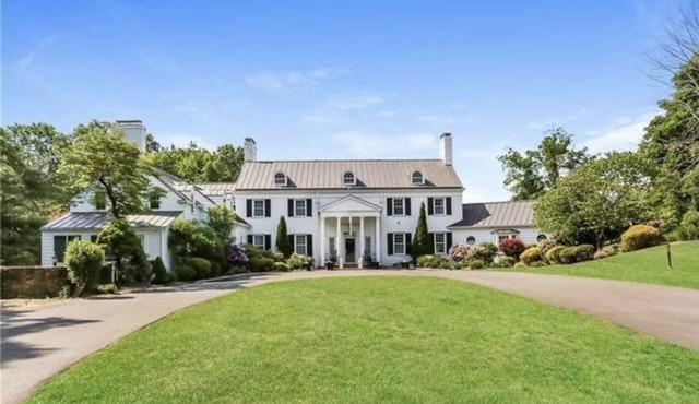 A Luxury Estate, Elegant, Historical, Hot Tub, Salt Water Pool ~The White Lion~ in Middletown