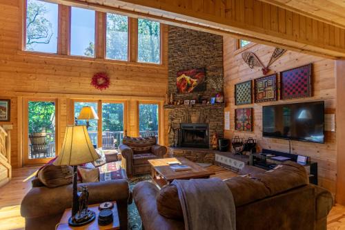 Acorn Lodge with hot tub pool table in Seven Devils