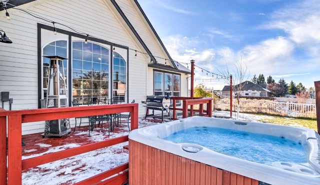 Alluring Home w/Fire Pit < 1/2 Mi to OIT! in Klamath Falls