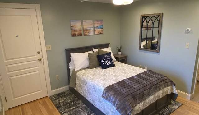 Amazing Studio-7 min walk to BID Hosp 15 min to D-town w/W/D, DW MW Jacuzzi tub in Plymouth