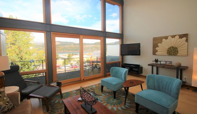 AMAZING VIEWS from this beautiful modern townhome in downtown Hood River! in Hood River
