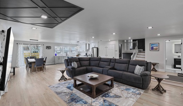 Angel: Beautiful Spacious Modern house w/large Fully Fenced yard! in Schaumburg
