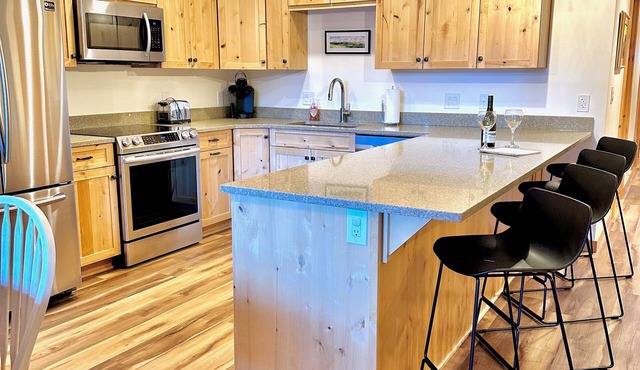 Ask about summer discounts! Walk to Govy/Ski Bowl, Garage parking, Sleeps 8 in Government Camp