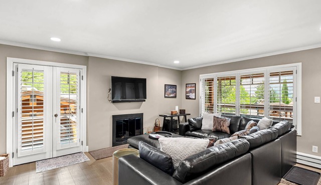 Aspen Condo 1.5 Blocks to Town. Balcony. Outdoor Pool. Sleeping Den w/Sofa Bed, 3 Bathrooms, Gas FP in Aspen