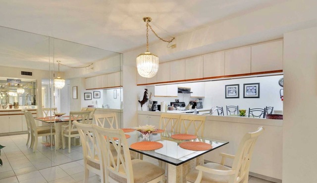 Atlantic Paradise by Avantstay Great Location w/Balcony, Outdoor Dining & Shared Pool & Hot Tub! in Key West