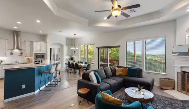 Austin Area Resort Home, Heated Pool, Hot Tub in Lago Vista