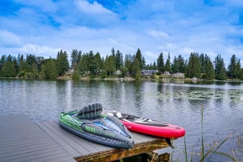 Balconies & Shared Dock! Lakefront Lynnwood Home in Lynnwood