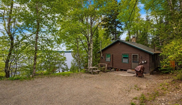 Balsam Breeze - cozy cottage on Mooselookmegunic! in Rangeley