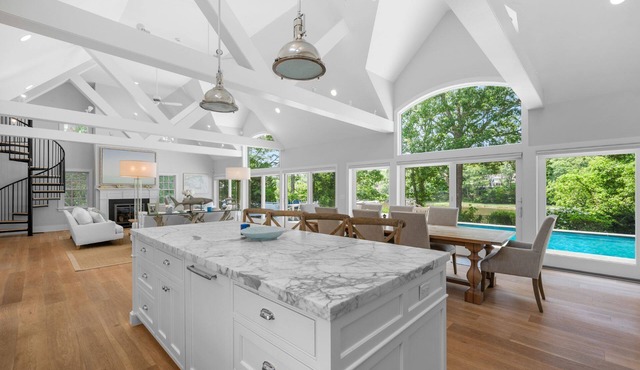 Bay Breeze Escape—Pool, Game Room & Views in Centerville