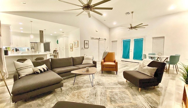 Bayshore Beach House - Walk to Nokomis Beach! Close to Siesta Key, Venice Beach in Nokomis