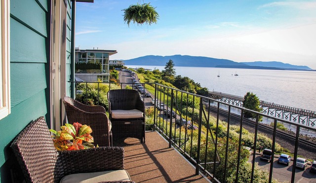 Bayside Apartment #4- Top Floor Waterfront Views above Boulevard Park in Bellingham