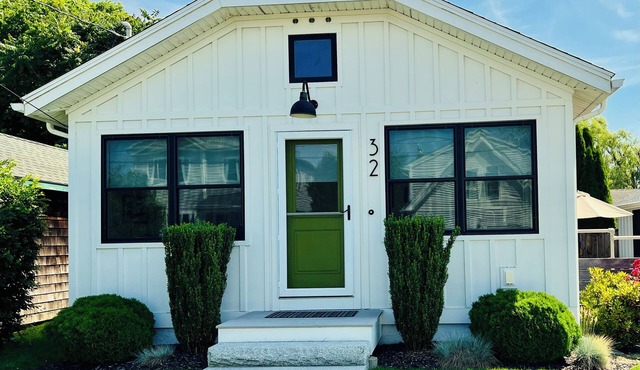 BEACH COTTAGE walking distance to beaches, dining & shops! in Middletown