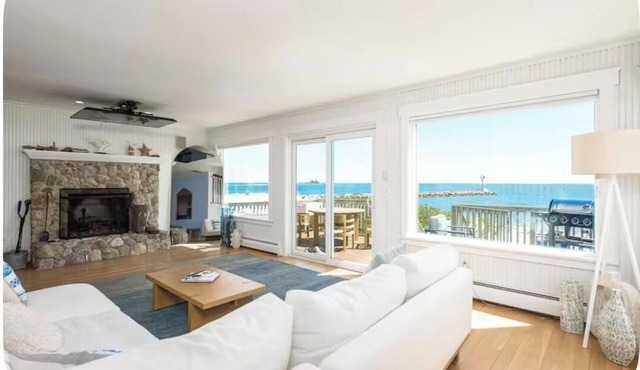 Beachfront house. Spacious 4-bedroom house in charming Westbrook with AC in Westbrook