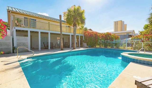 Beachfront Luxury Villa w/Private Pool & Hot Tub in Panama City