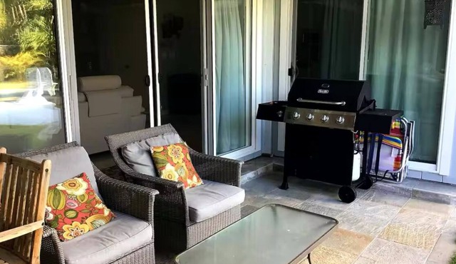 Beautiful 1-bedroom house in charming Kailua with AC, WiFi and private pool